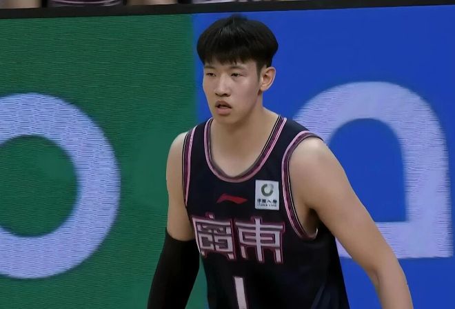 湖人新秀卡尔表态:我清楚自己的角色定位