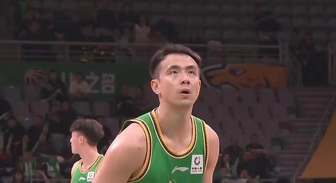 43号球衣敲定,北京男篮官宣签下林迪·沃特斯三世